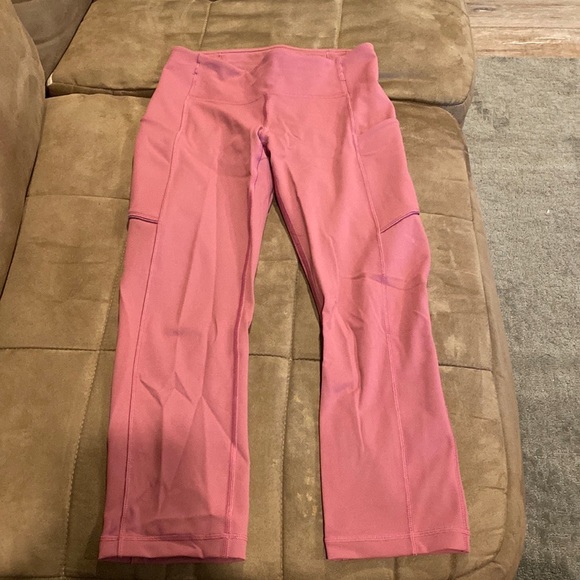 Lululemon Cropped Leggings with pockets. Size 4. Beautiful pink colour. - Picture 3 of 4